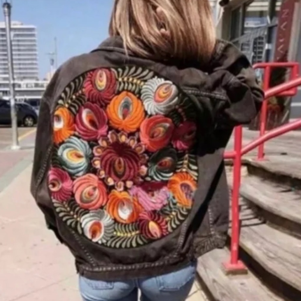 FREE PEOPLE Oversized Embroidered Back Denim Jacket Size M/L - Picture 10 of 16